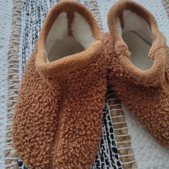 🤎 Brown Fuzzy Kids Slippers - Picture 2 of 6